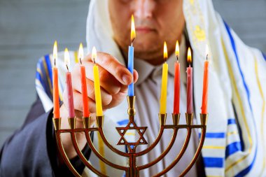 adam el ışık mumlar hizmet için Hanukkah menorah tablo