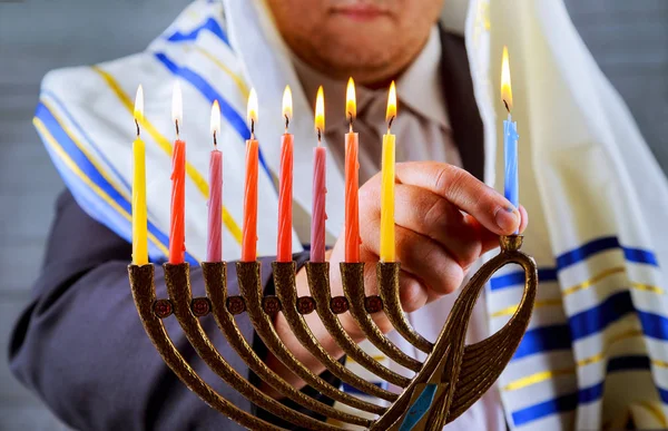 Hanukkah, una celebración judía. Velas ardiendo en la menorá, el hombre en el fondo . — Foto de Stock