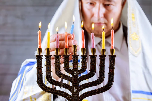 Hanukkah, uma celebração judaica. Velas queimando no menorah, homem no fundo . — Fotografia de Stock