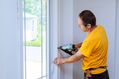 Çivi tabancası silmelerle için windows üzerinde kullanarak trim çerçeveleme marangoz,