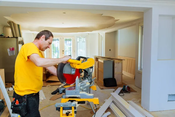 Contractor Using Circular Saw Cutting Crown Moulding for Renovation. — Stock Photo, Image