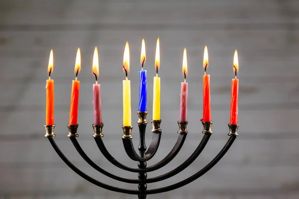 Chanoeka menorah met gelukkig branden van kaarsen — Stockfoto