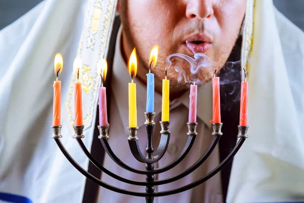 Adam arka plan ile Yahudi tatil Hanukkah menorah arka plan. — Stok fotoğraf