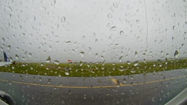 БОСТОН - 06 сентября 2017 года: Самолет должен вылететь из международного аэропорта Бостона Логан во время дождя Массачусетс, США . — стоковое видео