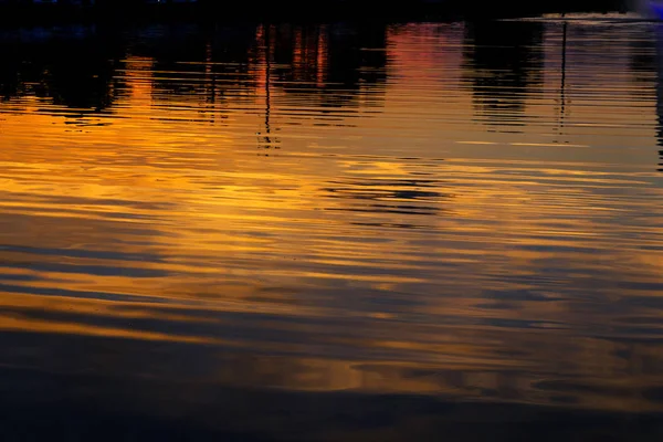 Ponte noite cidade refletida na água Uzhorod — Fotografia de Stock