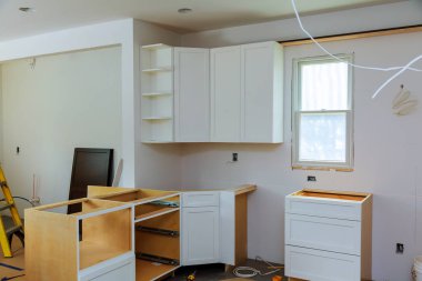 Mutfak montajı. dolap çekmece.