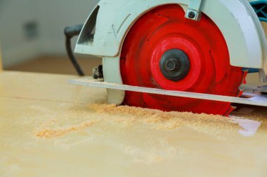 Daire testere ile Ağaç kesme