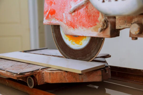 Cutting porcelain tiles using a diamond blade saw. — Stock Photo, Image