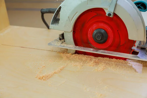 Daire testere kesme tahtası ahşap Ahşap atölyesinde kullanarak marangoz.