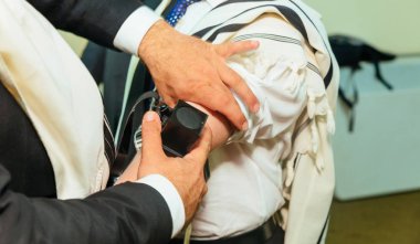 Yahudi adam ritüel kılığına girmiş