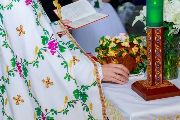 Corona de la iglesia en el altar —  Fotos de Stock