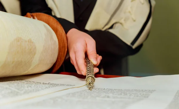 Hand eines Jungen, der die jüdische Tora in der Bar Mizwa liest — Stockfoto