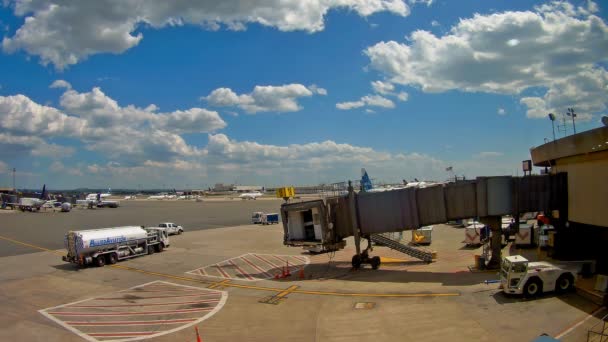 Newark, Nj - június 07: Terminál A a newarki Liberty nemzetközi repülőtér New Jersey-ben, a kontinentális és a Jetblue légi — Stock videók