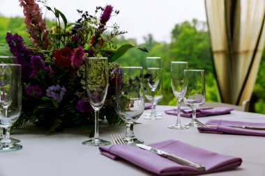Bir restoranda güzel bir restoran tablosunda servis Caddesi üzerinde hizmet