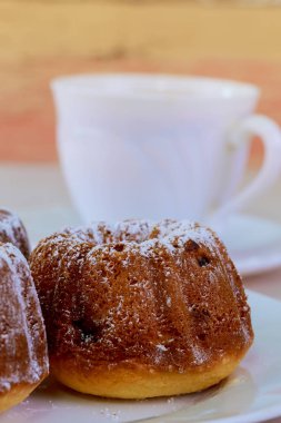 İştah açıcı kuru üzümlü kek ve kahve doğa arka plan üzerinde