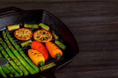 limon biber kızartma tavada ızgara organik kuşkonmaz