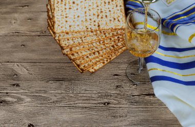 şarap ve matzoh Yahudi Fısıh ekmek Fısıh matzo Passover Fısıh için Yahudi koşer matzo şarap
