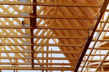 Yeni konut inşaat ev çerçeve mavi gökyüzü ve güneş altında yeni ev inşaatı karşı