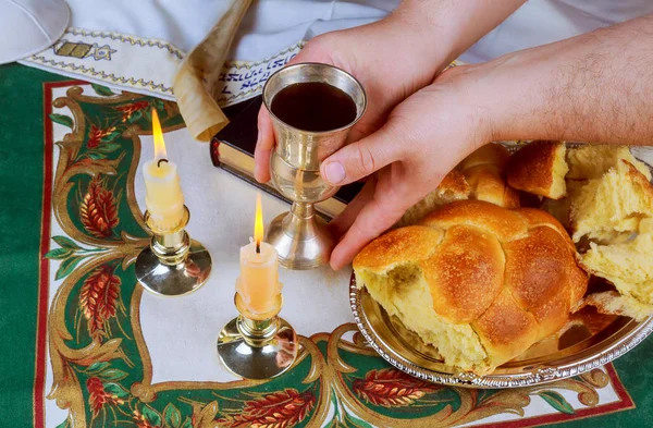 Sabbath Görüntü Challah Ekmek Sabbath Şarap Ahşap Masa Üzerinde Görebiliyorum — Stok fotoğraf