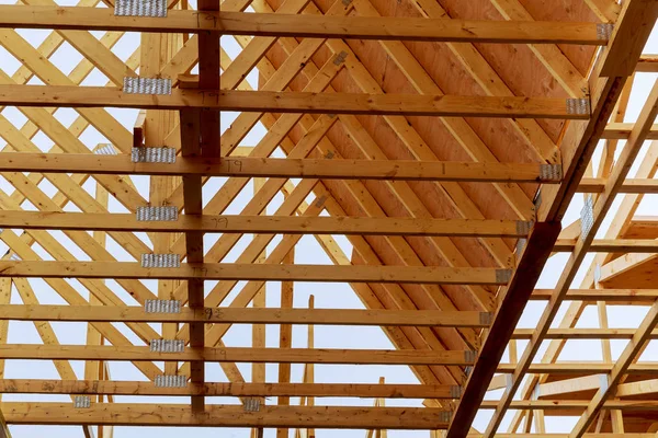 Yeni konut inşaat ev çerçeve mavi gökyüzü ve güneş altında yeni ev inşaatı karşı