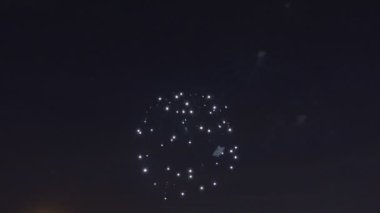 Yıldızlı gökyüzü üzerinde parlak kırmızı yeşil sarı kutlama havai fişekler. Bağımsızlık günü, 4 Temmuz, yeni yıl