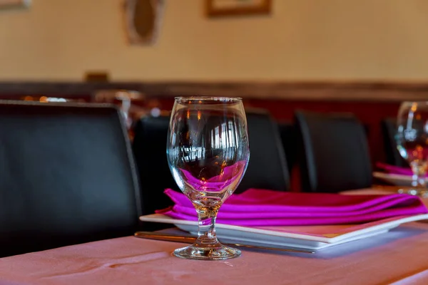 Prachtig geserveerd tafel in een restaurant — Stockfoto