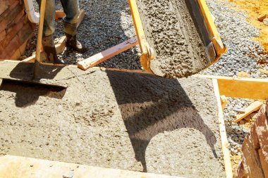 Evin dışında inşaatçılar beton kaldırım