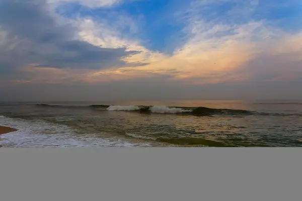 Pôr Sol Bonito Sobre Mar Com Uma Vista Costa Pedregosa — Fotografia de Stock