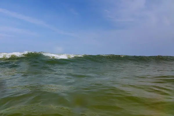 Oceano Azul Com Ondas Céu Azul Claro Superfície Água Azul — Fotografia de Stock