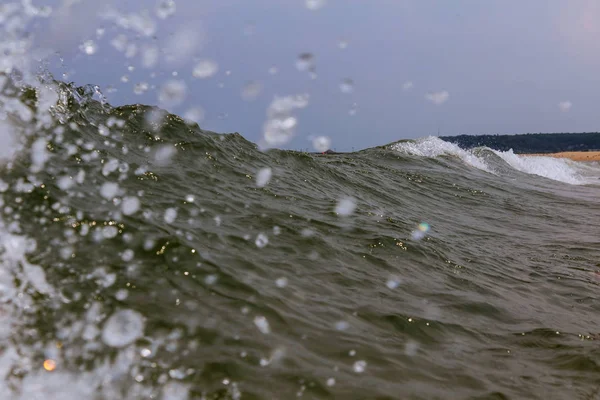 美しい青い海と白い泡の青い海の波の表面の太陽ビーム反射波のビューを閉じます 強い海洋波の表示を閉じる — ストック写真