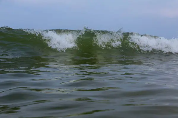海洋波青い水海波ブルー クラッシュ カーリングをうねり — ストック写真