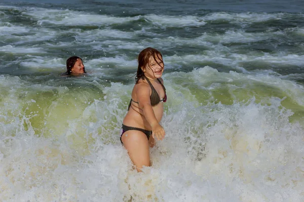 Duas irmãzinhas estão nadando no oceano . — Fotografia de Stock