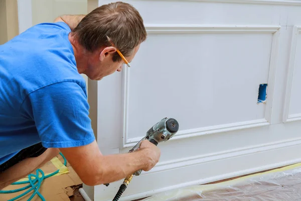 Gauge Finish Nailer man nailed slats custom house building contractor — Stock Photo, Image