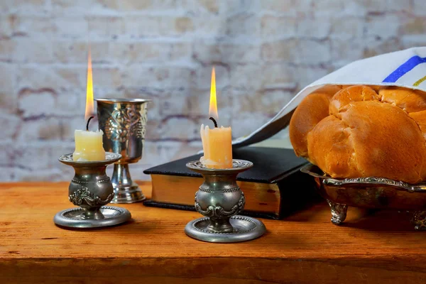 Shabbat oder Sabbat Kiddusch Zeremonie Komposition mit rotem koscheren Wein — Stockfoto