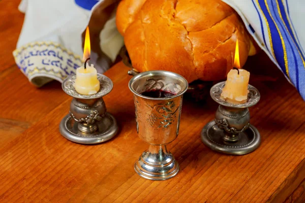 Imagen del sábado - Copa Kidush de plata, candelabros de cristal con velas encendidas, y jalá —  Fotos de Stock