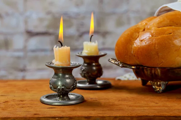 Shabbat mit brennenden Kerzen, Challahbrot und Wein. — Stockfoto