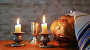 Sabbath gümüş Birliği Kupası, yanan mumlar ve challah challahs ile kristal şamdanlar