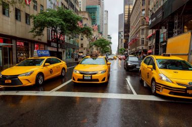 New York - Temmuz 2017: Taksi araba Times Meydanı, ticaret reklam yoğun turist kesişim ve New York City ve bizi ünlü bir sokak,