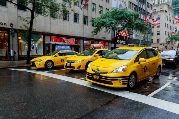 New York - červenec 2017: New York City Taxi v New Yorku. Taxíky jejich výraznou žlutou barvou, jsou široce uznávanou ikonou města. — Stock fotografie