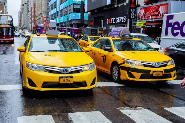 New york - juli 2017: crown victoria taxis, die für hybriden ausgemustert werden können, auf breitem weg in zeiten quadratisch, — Stockfoto