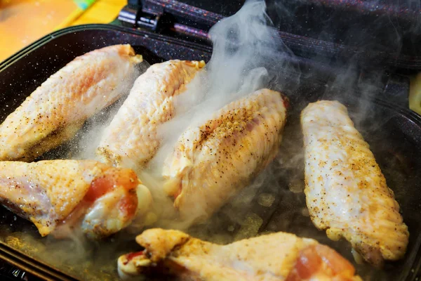 Deliciosas alas de pavo en la parrilla caliente en una barbacoa —  Fotos de Stock