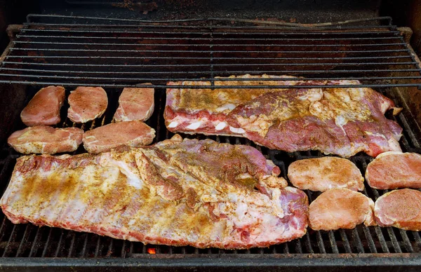 Ребра и стейки жарить на горячем барбекю — стоковое фото