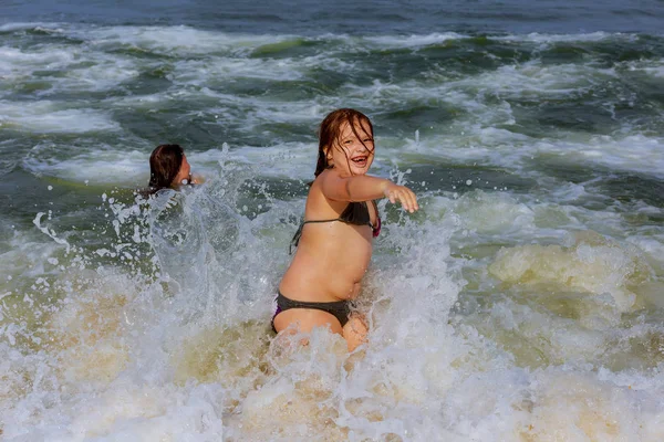 Duas Irmãs Nadam Oceano Nas Ondas Duas Irmãzinhas Nadam Oceano — Fotografia de Stock