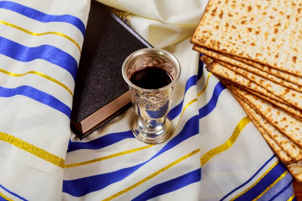 Vinho e matzoh judeu passover pão matzo — Fotografia de Stock