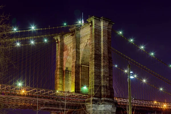 De skyline van Manhattan vanaf de brooklyn bridge in de schemering — Stockfoto