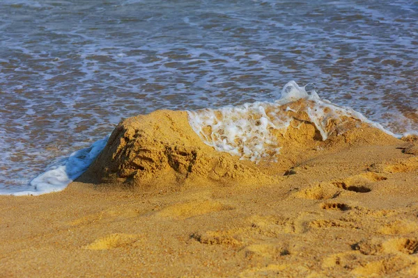 Kinderen werden gebouwd uit het zand in de buurt van de Oceaan — Stockfoto