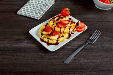 Ev yapımı Belçika waffle çilek ile