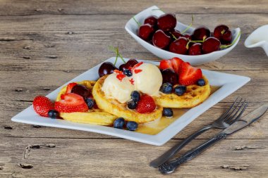 Dondurma ile karışık meyve gözleme