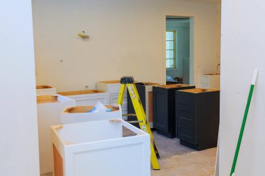 Temel yükleme çeşitli aşamalarında Island merkezi mutfak dolapları montajı için özel mutfak dolapları