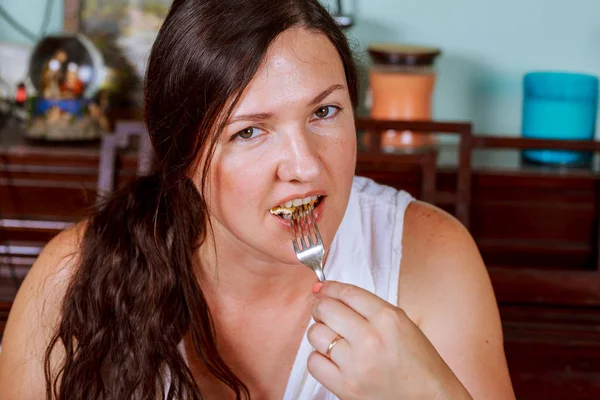 Een jonge vrouw te eten in een restaurant — Stockfoto